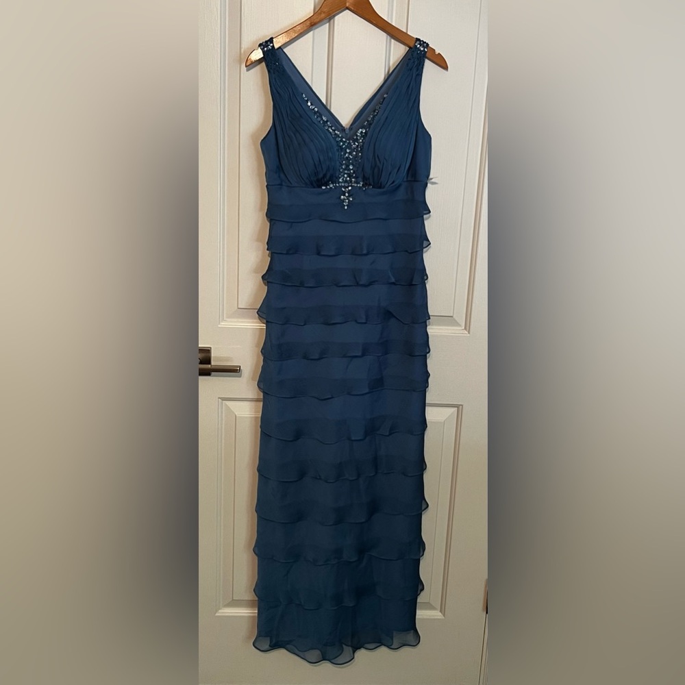 Ignity Evening women’s formal dress /size 8/blue sheild